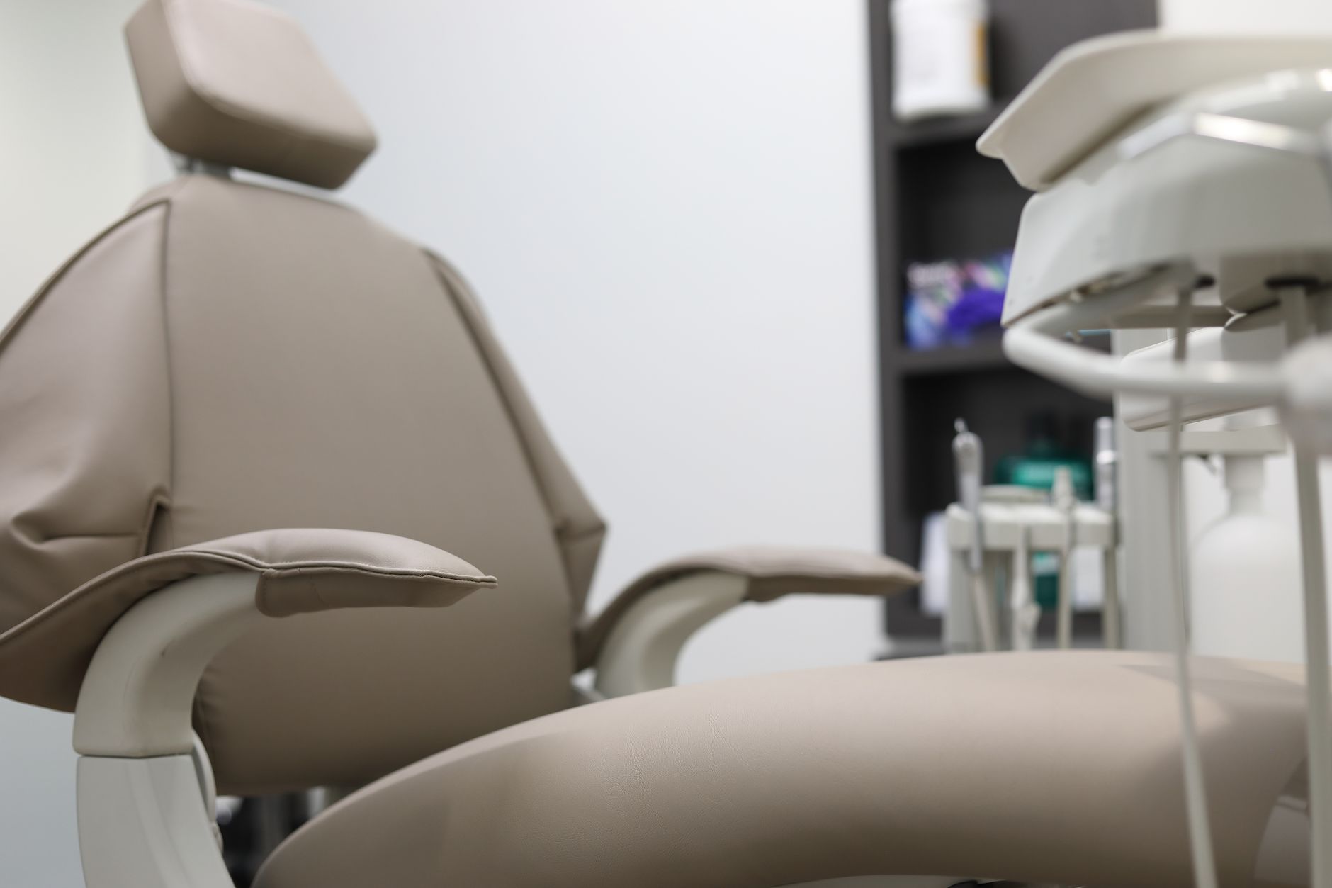 Sala de tratamiento dental moderna y equipada, lista para atender pacientes