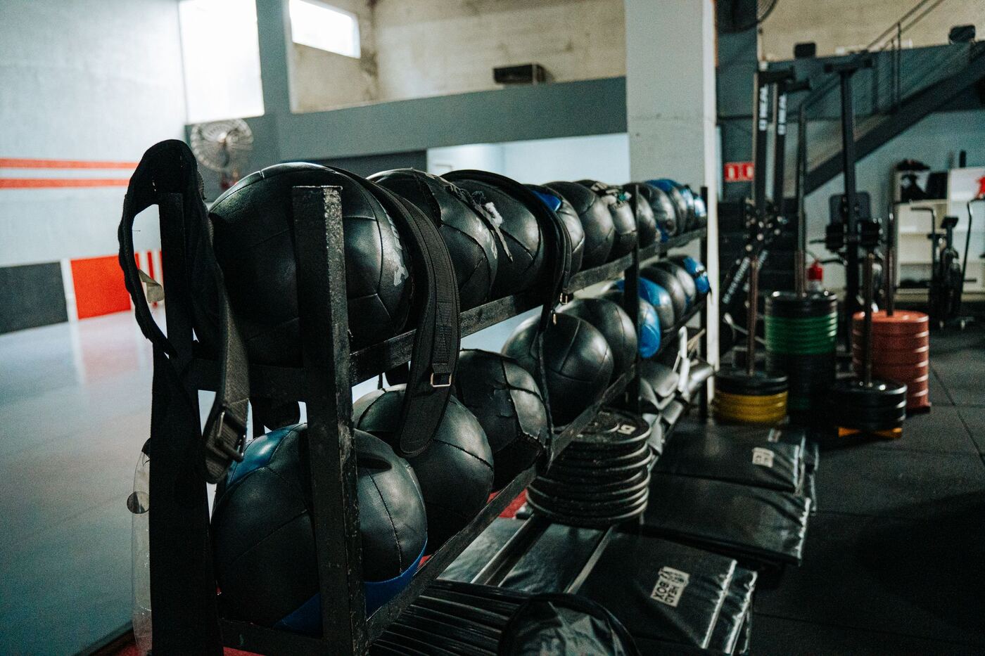 Zona de pesas y kettlebells de un gimnasio tipo box