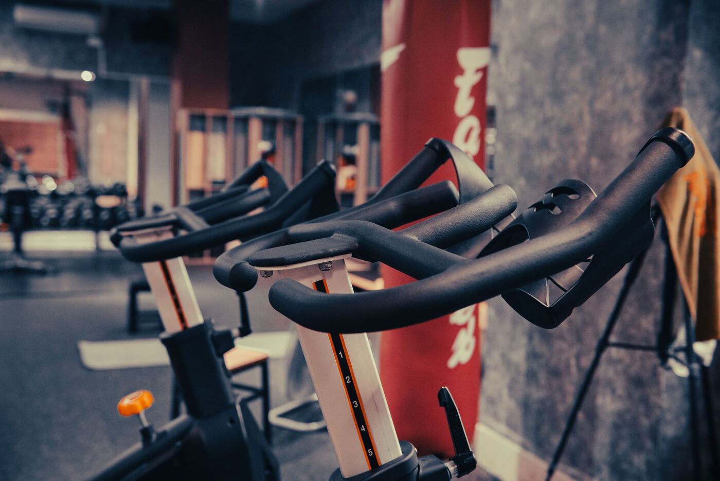 Bicicletas de spinning en un estudio de ciclismo indoor
