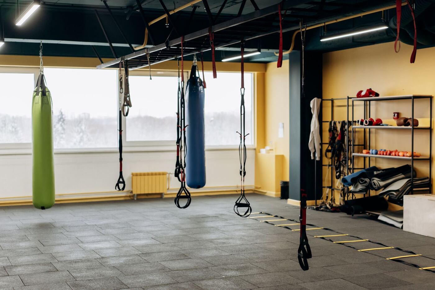Interior de gimnasio moderno con máquinas de pesas y espacio de entrenamiento