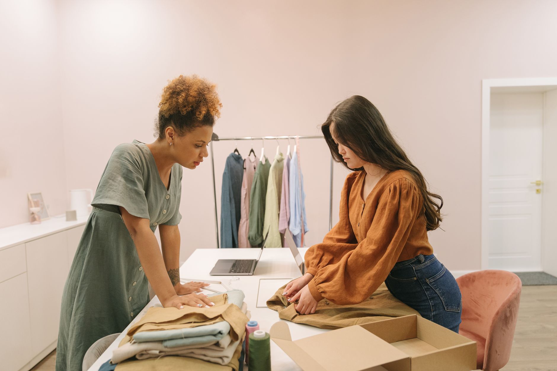 Equipo de la tienda empacando y organizando pedidos con cuidado